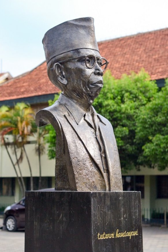 Statue Of Ki Hadjar Dewantara In Front Of Sekolah Tamansiswa 583 875 S C1 C C 0 0 1