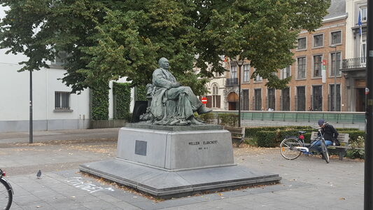 Standbeeld van Willem Elsschot op het Mechelseplein in Antwerpen