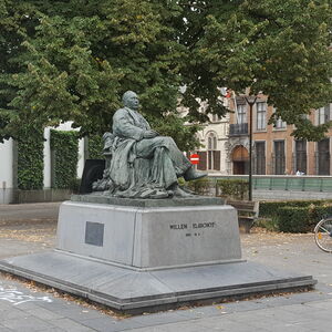 Standbeeld van Willem Elsschot op het Mechelseplein in Antwerpen
