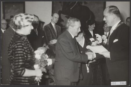 Willem Elsschot ontvangt de Constantijn Huygensprijs in 1951