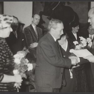 Willem Elsschot ontvangt de Constantijn Huygensprijs in 1951